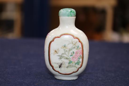 A Chinese porcelain scent bottle